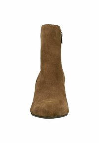 Bottine en suede marron avec un bout effilé, texture lisse et fermeture éclair sur le côté. Dotée d'un petit talon et d'un design épuré.