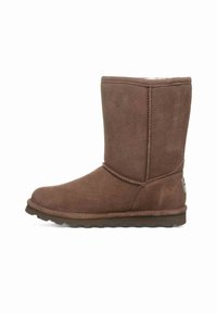 Braune Wildleder-Stiefelette mit runder Zehenpartie, gestickten Details und einer strukturierten Gummisohle für besseren Halt. Ungefüttertes Innenfutter, das oben sichtbar ist.