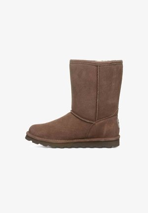 Stivaletto in suede marrone con punta arrotondata, dettagli cuciti e suola in gomma testurizzata per una migliore aderenza. Interno non foderato visibile nella parte superiore.