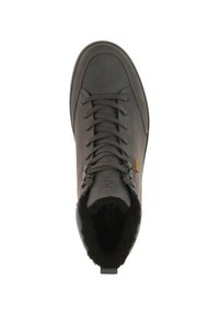 Grau Wanderstiefel aus einer Kombination von glattem Synthetikmaterial und strukturiertem Stoff. Mit Schnürsenkeln, einem pelzigen Kragen und einem kontrastierenden braunen Akzent.