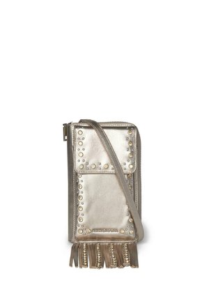 Bolso bandolera plateado metálico con adornos de tachuelas, bolsillo frontal con solapa y detalle de flecos a lo largo del borde inferior.