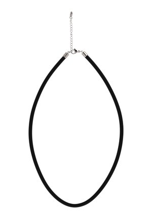 Černý gumový náhrdelník typu choker se stříbrnými koncovkami a nastavitelným řetízkem na zapínání na bílém pozadí.