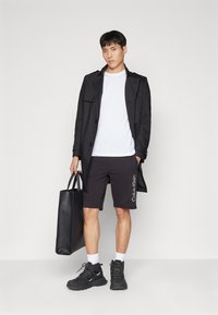 Calvin Klein ANGLED BACK LOGO - Apdrukāts T-krekls - bright white