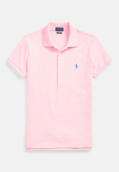 Rožinė polo marškinėliai trumpomis rankovėmis, pagaminti iš minkšto medvilnės audinio. Yra apykaklė, penkios sagos ir mėlyna siuvinėta logotipas kairėje pusėje.