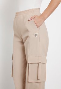 Guess MID WAIST  - Pantaloni cargo - beige