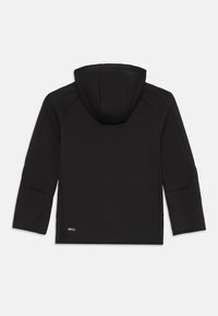Felpa nera con cappuccio dal tessuto morbido, maniche raglan e un piccolo logo "DRYCELL" sul bordo inferiore. Design semplice e minimalista.