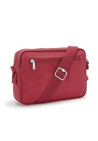Borsa a spalla in tessuto rosso con chiusura a zip, tracolla regolabile, tasca frontale con zip e dettagli in metallo argentato. Texture liscia, design rettangolare.