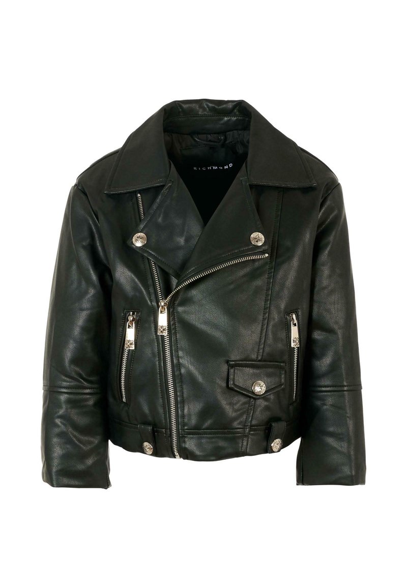 Giacca da motociclista in pelle nera con accessori in metallo argentato, zip asimmetrica, risvolti a scatto e design aderente. Presenta due tasche con zip.