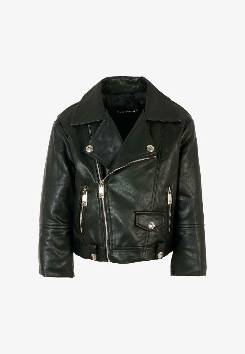 Giacca da motociclista in pelle nera con accessori in metallo argentato, zip asimmetrica, risvolti a scatto e design aderente. Presenta due tasche con zip.