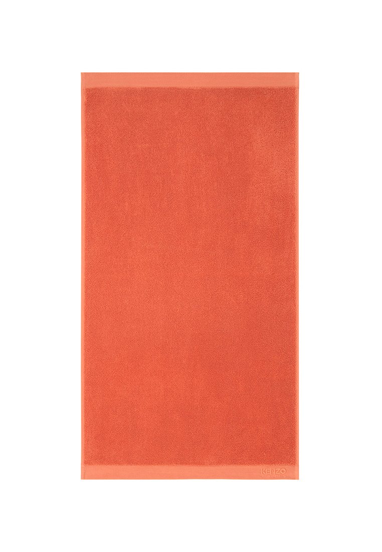 Serviette en éponge corail douce avec une texture lisse et un design simple. Bords finis et un logo de marque discret en bas à droite.
