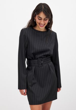PINSTRIPE WITH BELT - Pārliekama kleita - stripe