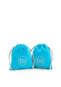 Deux sacs à cordon turquoise en tissu doux, ornés du logo blanc "Elli" et de cordons contrastés, avec une forme arrondie.
