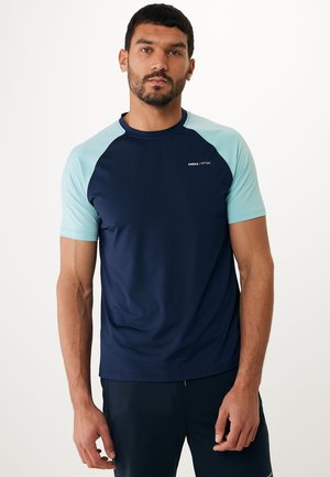 Camiseta deportiva azul marino con mangas cortas azul claro, hecha de una tela ligera. Presenta un logo en el pecho y un diseño ajustado.