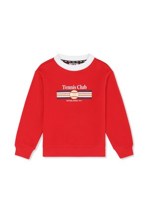 Sudadera roja de manga larga con cuello acanalado blanco, texto "Tennis Club", gráfico a rayas y logo de FILA centrado en el frente.