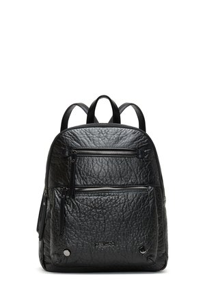 Mochila de cuero negro con un acabado texturizado, con dos bolsillos frontales con cremallera, acentos metálicos redondos y correas de hombro ajustables.
