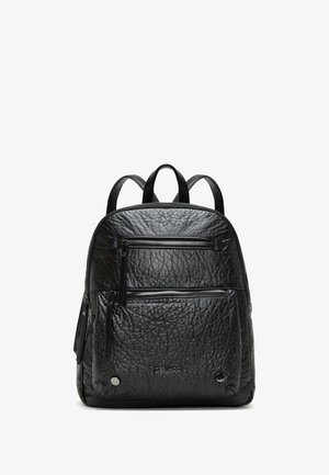 Sac à dos en cuir noir avec une finition texturée, doté de deux poches frontales zippées, d'accents en métal ronds et de bretelles ajustables.