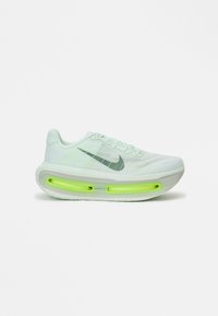 Pantofii sport din plasă verde deschis, cu accente albe, care prezintă o unitate de umplutură cu aer vizibil în galben vibrant și un logo Nike gri.