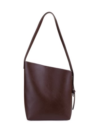 Bruine leren bucketbag met brede riem en schuine bovenrand, met een zijgesp detail.