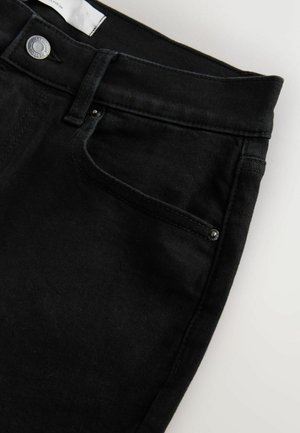 Jeans in denim nero con design a cinque tasche, chiusura con bottone in metallo e cuciture visibili sulla vita e sulle tasche.