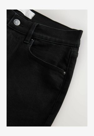 Jeans in denim nero con design a cinque tasche, chiusura con bottone in metallo e cuciture visibili sulla vita e sulle tasche.