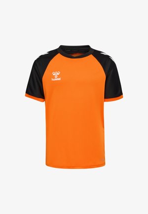 Oranges, kurzärmeliges Sportshirt mit schwarzen Raglanärmeln. Verfügt über einen Rundhalsausschnitt und ein weißes Logo auf der Brust. Glatte Textur.