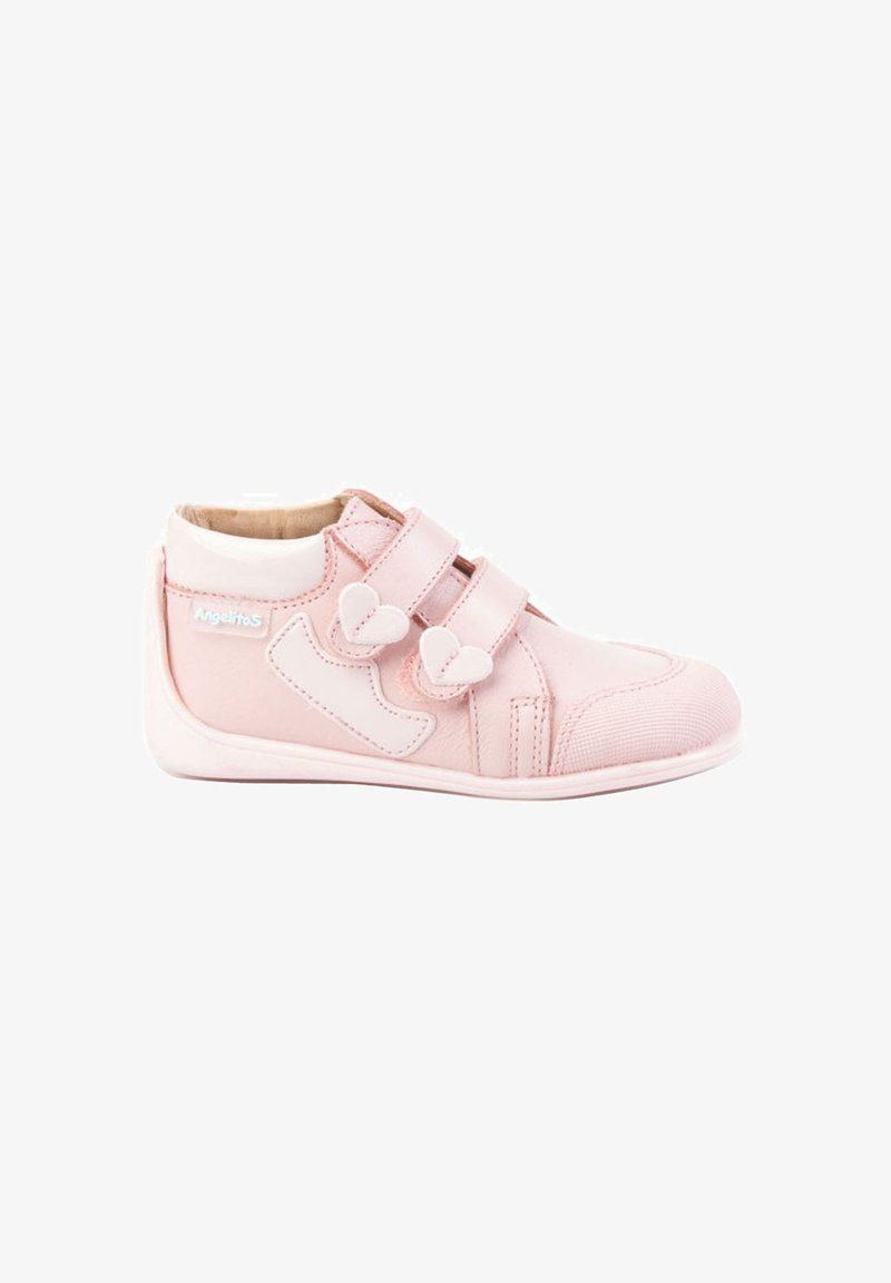 Zapatilla infantil rosa con dos tiras de Velcro en forma de corazón y una suela blanda, diseñada para comodidad y facilidad de uso.