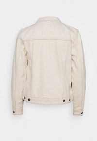 Beige denimjakke, afslappet pasform, med en klassisk krave, knaplukninger ved håndleddene og to forlommer, med synlige syninger.