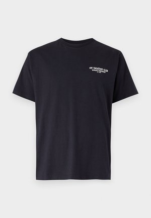 Schwarzes Baumwoll-T-Shirt mit kurzen Ärmeln, Rundhalsausschnitt und weißem Text "ON VACATION CLUB", der auf der linken Brust aufgedruckt ist. Glatte Textur.