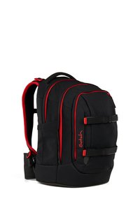 Schwarzer Rucksack mit roten Akzenten, ausgestattet mit mehreren Fächern, gepolsterten Riemen und einem oberen Griff für einfaches Tragen.