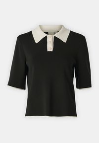Czarna koszulka polo z krótkim rękawem, białym kołnierzykiem i plisą na guziki z trzema dekoracyjnymi guzikami. Miękka, prążkowana tekstura.