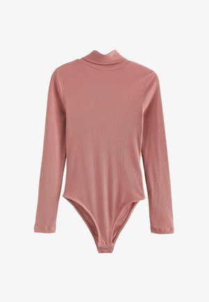 Bodysuit à manches longues en tissu côtelé rose doux. Présente un col haut et une coupe string en bas. Texture lisse, design ajusté.