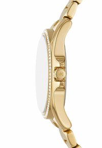 Reloj de pulsera dorado con una caja redonda, acentos de cristal a lo largo del bisel y una pulsera suave. Cuenta con un logo de MK en la corona.