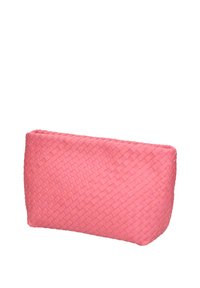 Borsa a tracolla rosa intrecciata con forma rettangolare, superficie liscia e design senza cuciture. Nessuna hardware o accenti visibili.