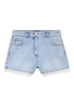 Lichtblauwe denimshorts met voorzakken, riemlussen, knoopsluiting en witte kanten rand aan de zoom, tegen een witte achtergrond.