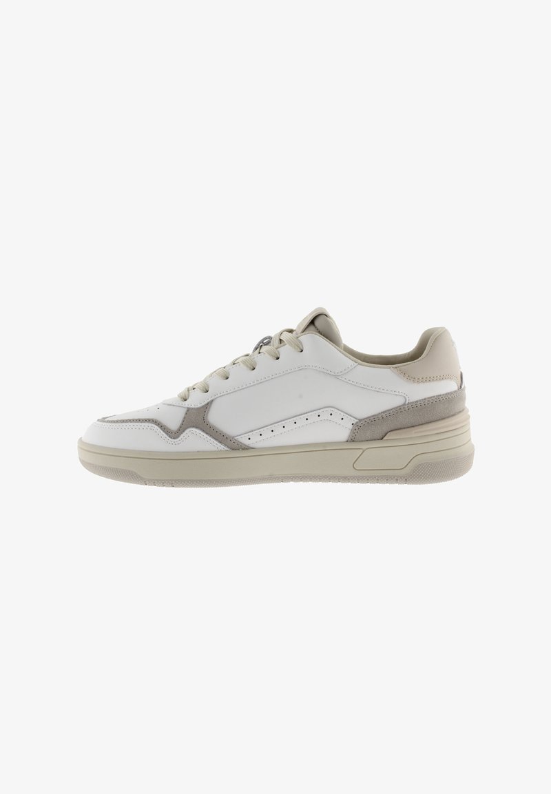 Vit sneaker med gråmockadetaljer, slät läderöverdel, rund tå, platt beige sula och perforerade detaljer på sidorna.