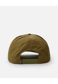 Olijfgroene honkbalpet met een gebogen rand, stoftextuur, verstelbare snapback-sluiting en een klein logo-label aan de zijkant.