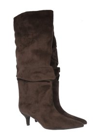 Botas altas de ante marrón hasta la rodilla con diseño arrugado, puntas puntiagudas y tacones pequeños. El material es suave con una textura lisa.