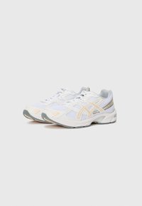 Sporty hvite sneakers med nett og syntetiske overlegg, med lysebrune og grå detaljer, avrundet tå og en polstret såledesign.