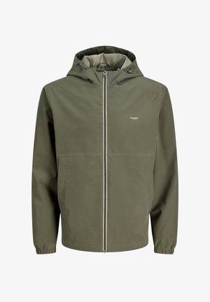 Olijfgroene gewatteerde jas met capuchon, ritssluiting aan de voorkant, elastische manchetten, twee zijzakken en een klein wit logo op de linkerborst.