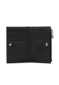 Portafoglio in pelle nera, vista interna. Caratterizzato da più scomparti per carte, tasca con zip e accessori in tonalità argento. Texture liscia, design minimalista.