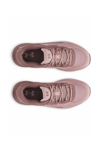 Une paire de chaussures de course mauves Under Armour avec des tiges en mesh et des lacets, vue de dessus sur un fond blanc.