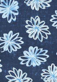 Granatowy materiał z dużymi, stylizowanymi, jasnoniebieskimi kwiatami z białymi konturami. Wzór ma fakturowany wygląd, co zwiększa głębię wizualną.