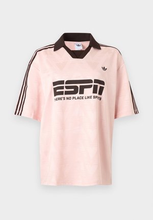 Világos rózsaszín Adidas sportpóló sötétbarna gallérral és csíkokkal, elöl "ESP1" és "NINCS OLYAN HELY, MINT A SPORT" felirattal.