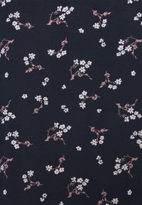 Mörk tyg med spridda små vita blommor och rosa stjälkar. Det blomstrande mönstret ger ett fint, strukturerat utseende genom hela.