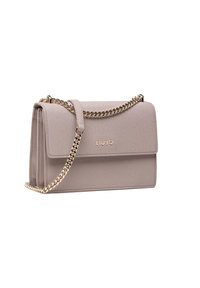 Sac à main taupe clair en matériau synthétique texturé, avec une chaîne dorée et un rabat avec le logo de la marque à l'avant.