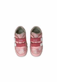 Sneakers Geox rosa con due chiusure a strap, una tomaia lucida, dettagli bianchi e una suola testurizzata. Punta rotonda e collare imbottito.
