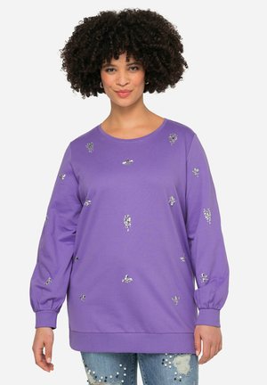 Paarse sweatshirt met lange mouwen, voorzien van zilveren versieringen in bloem- en insectpatronen. Effen kleur, relaxte pasvorm, ribgebreide manchetten en onderrand.