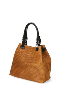 Gevlochten bruin leren handtas met zwarte handvatten, met een gestructureerde oppervlakte en een ruime, zachte vorm. Circulaire hardware accenten.