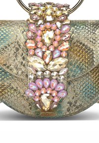 Clutch con estampado de serpiente texturizado en tonos dorados y azules, que presenta un adorno joya con brillantes de colores de diversas formas y un asa circular.