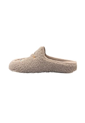 Chausson en polaire beige avec un extérieur texturé et duveteux. Dispose d'un dos fermé et d'un design à bout ouvert. Doublure douce avec un minimum de détails.